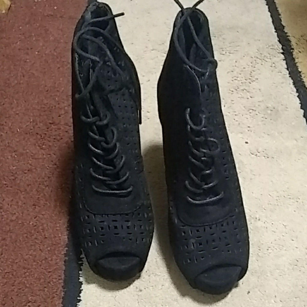 Heels - Picture 2 of 4